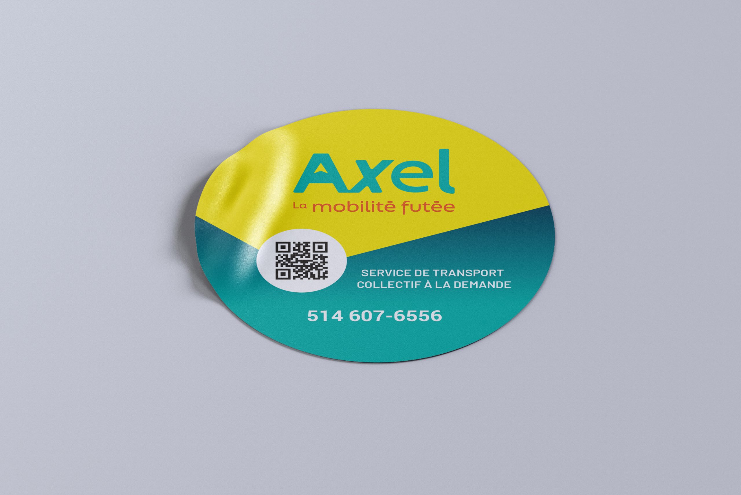 Une photo de l'autocollant jaune et turquoise d'Axel.