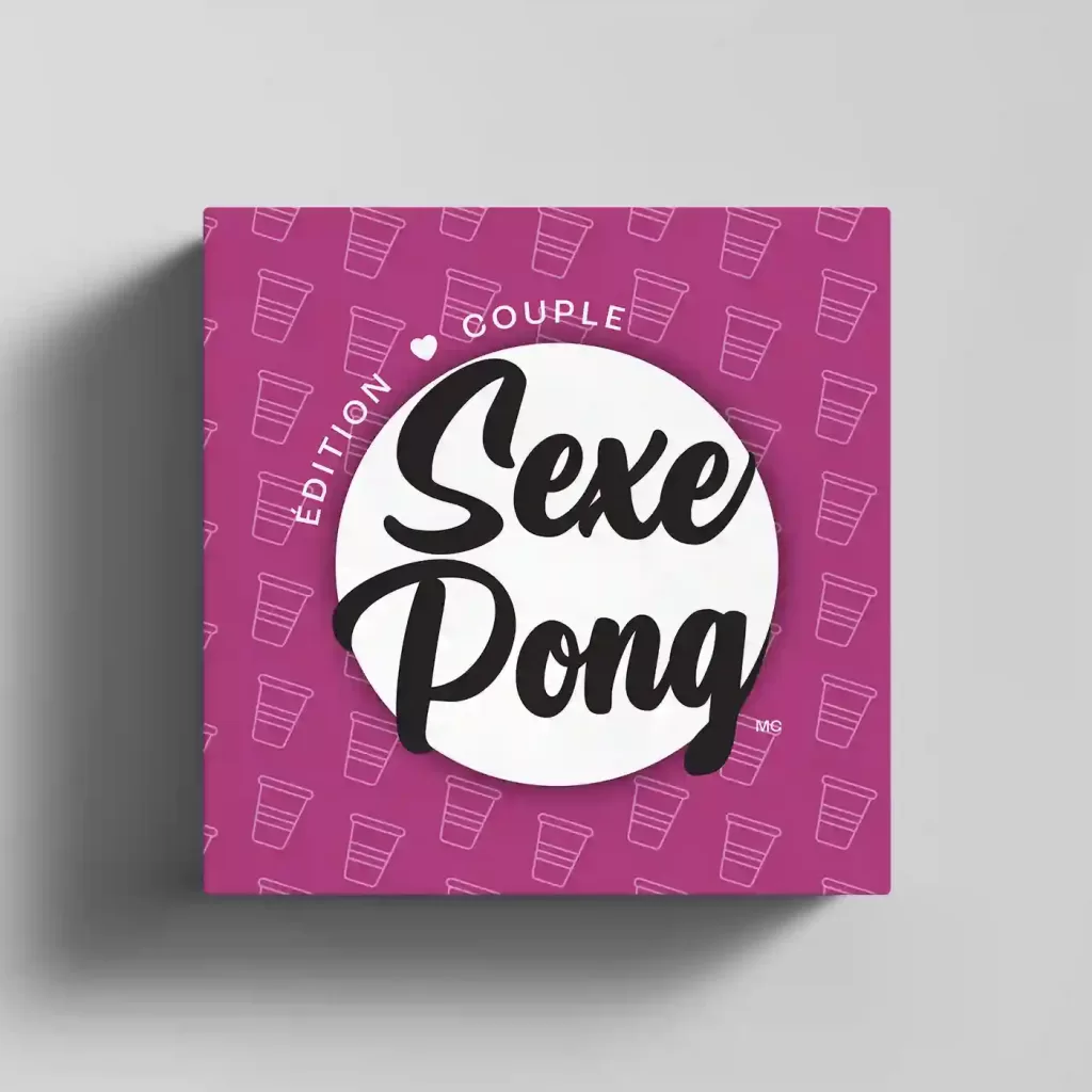 Voici une photo de la boîte avant du jeu Sexe Pong - édition couple. On peut y voir le logo Sexe Pong ainsi que la boîte rose avec des verres qui se répètent.