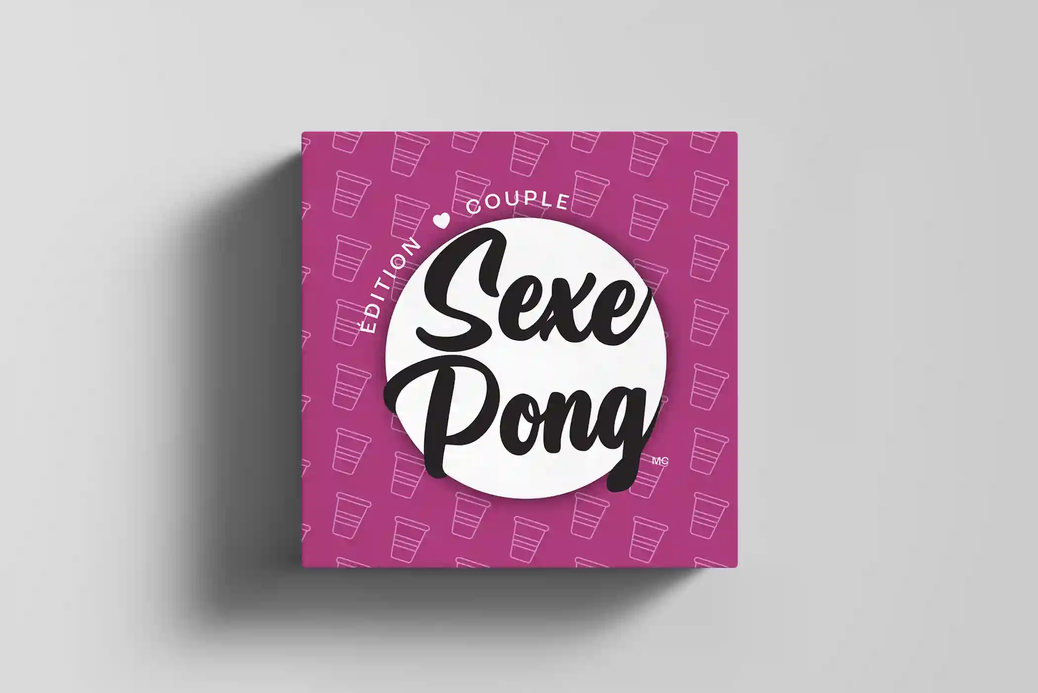 Voici une photo de la boîte avant du jeu Sexe Pong - édition couple. On peut y voir le logo Sexe Pong ainsi que la boîte rose avec des verres qui se répètent.